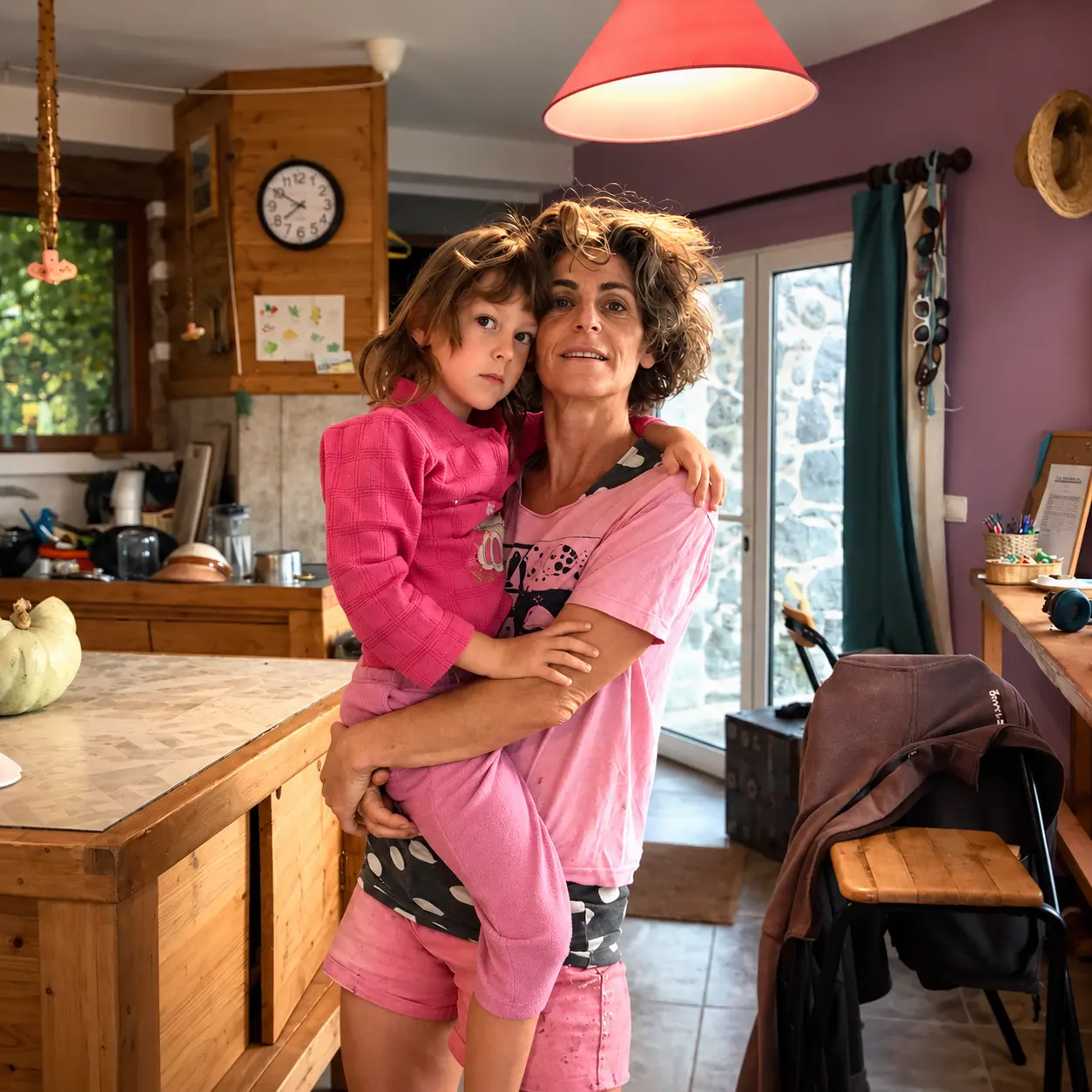 Camille Farge et sa fille dans leur cuisine