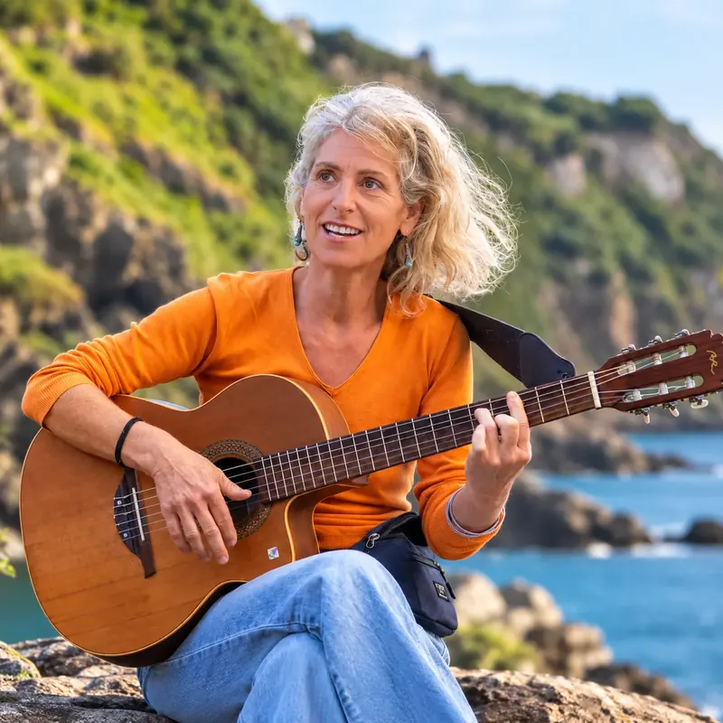 Camille Farge jouant de la guitare au bord de la mer