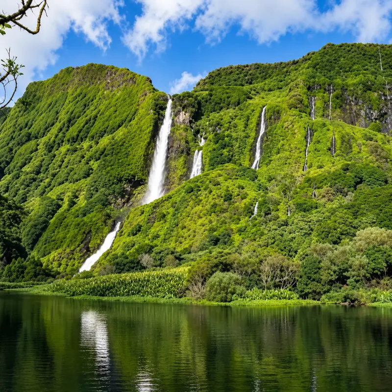 Vallée de l'île de Flores, aux Açores, et ses cascades